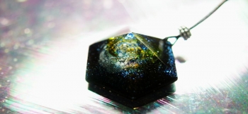 ラフォルム ガラスジュエリー ガラスアクセサリー Six sided pyramid Galaxy 地球を一歩飛び出せば、そこは暗い神秘の世界が広がっています。果てしない宇宙のどこかには、銀河系と同じような姿がたくさんあるのでしょう。そんな宇宙を思…