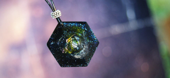 Six sided pyramid Galaxy 正面から見ると六角形のフォルムの中に無数の星々が煌きます。 ラフォルム ガラスジュエリー ガラスアクセサリー