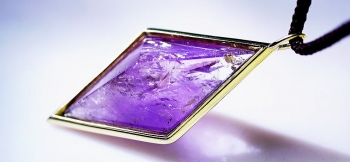 ラフォルム ガラスジュエリー ガラスアクセサリー Dream Natural Amethyst ずっと思い描かれたアニメのペンダントをオマージュした、世界にひとつ、天然石素材と真鍮素材の異素材のコラボレーションペンダントが完成いたしました。天然石の…