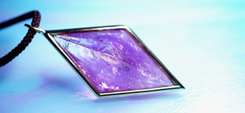 Dream Natural Amethyst 天然石アメジストを贅沢に使用した世界にひとつの八面体ペンダント。 ラフォルム ガラスジュエリー ガラスアクセサリー
