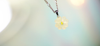 Morning mist clover 優しい半透明ホワイトの可愛らしいクローバー。立体的な仕上がりです。 ラフォルム ガラスジュエリー ガラスアクセサリー