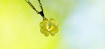 Morning mist clover 周囲の色合いが優しく透過します。 ラフォルム ガラスジュエリー ガラスアクセサリー