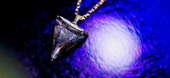ラフォルム ガラスジュエリー ガラスアクセサリー Brocade triangle アクアマリンブルーをベースに、レインボーラメとシルバーラメを施した神秘的なペンダント。シンプルな二等辺三角形のフォルムで、性別を問わずお楽しみいいただけそうです!!