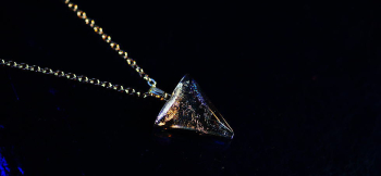 Brocade triangle 様々な角度から。 ラフォルム ガラスジュエリー ガラスアクセサリー
