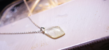 Summer snow diamond シンプルなダイヤ型ネックレス。 ラフォルム ガラスジュエリー ガラスアクセサリー