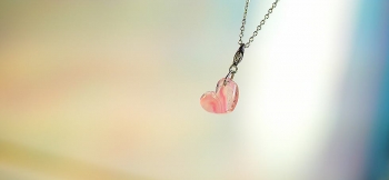ラフォルム ガラスジュエリー ガラスアクセサリー Charming heart ～ My pretty family ～ かわいらしいピンク系濃淡と優しいゴールドラメをマーブル模様で表現した、かわいらしいメモリアルハート型ペンダントトップ(ブレスレ…
