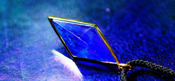 Collaborate Dreamblue ～ Precision luminous circuits ～ K18素材のオリジナル金属枠を設置し、詳細なデザイン加工を内部に施した八面体フォルムのガラ… ラフォルム ガラスジュエリー ガラスアクセサリー