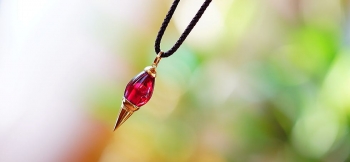 ラフォルム ガラスジュエリー ガラスアクセサリー Charming Pendulum ～ 永遠の絆 ～ 幼い頃から憧れていらした、「天空のエスカフローネ」というアニメに登場する、ペンデュラムのフォルムをアレンジし、さらにガラスの内部には「思い出の大…