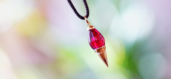Charming Pendulum ～ 永遠の絆 ～ ライトピンクの透明感のあるチャーミングな色合い。内部には「思い出の大切なもの」を封入しています。 ラフォルム ガラスジュエリー ガラスアクセサリー