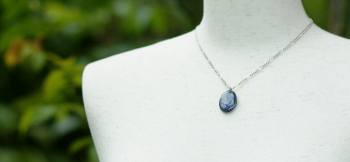 Aquamarine drop 身に着けたイメージ。 ラフォルム ガラスジュエリー ガラスアクセサリー