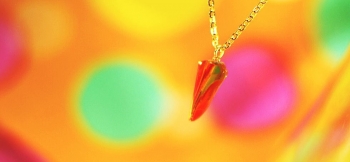 ラフォルム ガラスジュエリー ガラスアクセサリー Candy carrot ビタミンカラーのオレンジが元気になれそうなペンダントです。クリアーをベースに、オレンジの流れをの模様を施しています。細身で小ぶりですので、胸元にとても可愛らしい存在感があり…