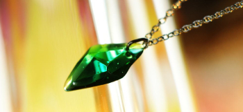 Icy emerald 美しいエメラルドグリーンをベースに、アイスロックカットしています。 ラフォルム ガラスジュエリー ガラスアクセサリー