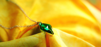 Icy emerald 光の当たり方で美しく輝きます。 ラフォルム ガラスジュエリー ガラスアクセサリー