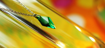 Icy emerald 大胆にカットされた面に光が反射して美しくきらめきます。 ラフォルム ガラスジュエリー ガラスアクセサリー
