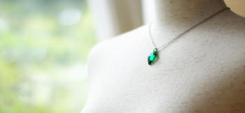 Icy emerald 胸元に美しく輝きます。身に着けやすいペンダントです。 ラフォルム ガラスジュエリー ガラスアクセサリー