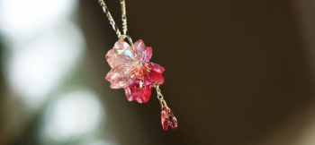ラフォルム ガラスジュエリー ガラスアクセサリー 桜色の夢いっぱい 優しいピンクのグラデーション仕様の可愛らしい桜のペンダントです。ガラスの王様と呼ばれているダイクロ偏光ガラスを使用して内部に散らしました。光の当たり方や見方で輝き方や色合いが変わっ…