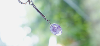 あふれる優しき愛 / キーホルダー シンプルな楕円形フォルムは、お持ちいただくには最適です。 ラフォルム ガラスジュエリー ガラスアクセサリー