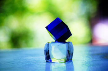 蒼氷の結晶 青という色が持つ、静けさと深さ。透明という存在が伝える、儚さと確かさ。 ラフォルム ガラスジュエリー ガラスアクセサリー