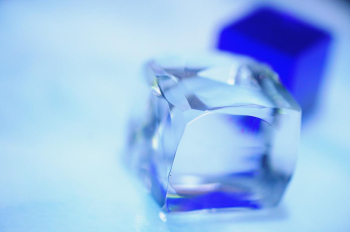 蒼氷の結晶 土台は氷の欠片を思わせる繊細なカッティングを施した無色透明のガラスの立方体。 ラフォルム ガラスジュエリー ガラスアクセサリー