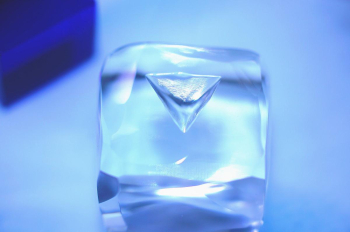 蒼氷の結晶 本体は台座のくぼみにぴたりと収まる仕様となっています。 ラフォルム ガラスジュエリー ガラスアクセサリー