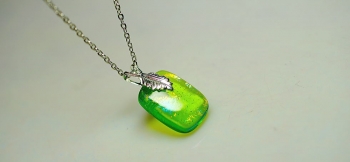 ラフォルム ガラスジュエリー ガラスアクセサリー Illuminate life ～ LIME ～ ライムのようなグリーン系と丸みのある長方形のフォルム。半透明のホワイトも加え幻想的なイメージに仕上げました。表面には優しいレインボーラメが煌きます。…