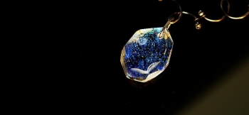 ラフォルム ガラスジュエリー ガラスアクセサリー Fragment of shiny glitter 透明な氷の中に、美しく輝く光を放っていたらどんなに美しいことでしょう。そんなイメージを表現してみました。
アイスロック加工した透明なガラスの内部…