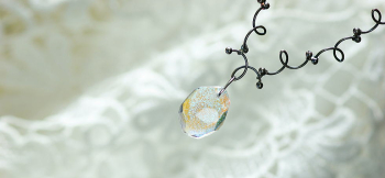 Fragment of shiny glitter ホワイトの衣装では、見る角度でブルーやゴールドに変わって優しく輝いてご覧いただけます。 ラフォルム ガラスジュエリー ガラスアクセサリー