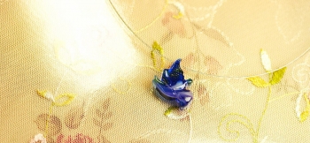 ラフォルム ガラスジュエリー ガラスアクセサリー Air current butterfly カラフルな美しい色合いの蝶が、花から花へと飛び交っています。爽やかな夏の日差しの中に様々な蝶の姿はとても和みます。そんな可愛らしい蝶を小さなペンダントにし…