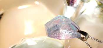 想いの花、咲く頃に 氷の欠片の様なアイスロックカットを施しております。 ラフォルム ガラスジュエリー ガラスアクセサリー