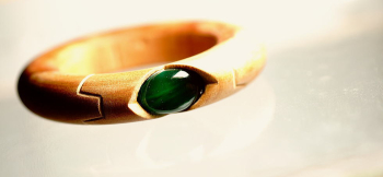 Wood holy ability ～ Green eye  ～ 思い入れのあるモチーフをガラスとウッドの素材で仕上げた1点もののオーダーメイドウッドバングル。 ラフォルム ガラスジュエリー ガラスアクセサリー