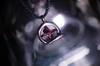 Serpent Cross Silver925素材+燻し加工で妖艶かつ重厚な「蛇」の存在感を演出。 ラフォルム ガラスジュエリー ガラスアクセサリー