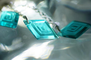 Caribbean sea diamond 透き通る青緑色。表面に2重枠の彫刻。 ラフォルム ガラスジュエリー ガラスアクセサリー