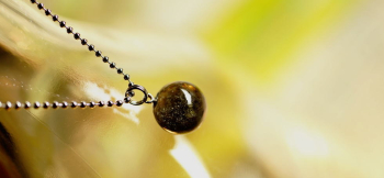 Gentle planet width circle ベースカラーは、透明色のブラックである「チャコールグレー」です。
 ラフォルム ガラスジュエリー ガラスアクセサリー