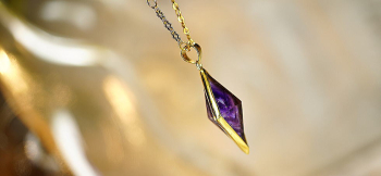 Dream mysterious purple 周囲の金属枠はSilver925素材にゴールドメッキで施しております。 ラフォルム ガラスジュエリー ガラスアクセサリー