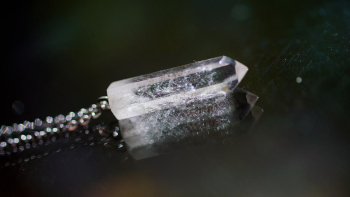 Natural quartz amulet 天然水晶の印象的なトップ。 ラフォルム ガラスジュエリー ガラスアクセサリー