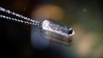 ラフォルム ガラスジュエリー ガラスアクセサリー Natural quartz amulet 天然水晶の印象的なペンダント。文字彫刻に金色の着色を行って仕上げております。長めのチェーンをお付けしておりますのでぜひ末永くご愛用いただければ幸いです。