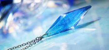 ラフォルム ガラスジュエリー ガラスアクセサリー Dreamblue ～ Flow sparkling  ～ 大きめサイズの八面体です。原石のようなベースを制作し、そのベースから、全て手作業によりカットと手磨きを何度も何度も繰り返しながら形作りをし…