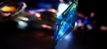 Dreamblue ~ Flow sparkling ~ 光を透過させると幻想的なイメージです。 ラフォルム ガラスジュエリー ガラスアクセサリー