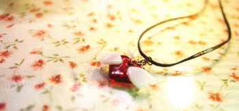 Cutie wingheart ～ チャーム付き  ～ 元気になれそうな透明色のレッドのハートと清楚なホワイトの羽。 ラフォルム ガラスジュエリー ガラスアクセサリー