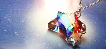 ラフォルム ガラスジュエリー ガラスアクセサリー Rainbow Starlight Festival ラフォルムは2000年7月7日の星祭の日に、大きな夢と希望を抱き誕生しました。それからずっと変わらない情熱と、多くの皆様の支えをいただきながら作…