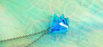 ラフォルム ガラスジュエリー ガラスアクセサリー Blue triangle ～ 水の扇 ～ 青い三角形を3つ扇のように重ね合わせたモダンなオリジナルペンダント。ガラス本来の美しさや透明感が素敵です。