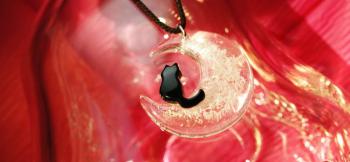 ラフォルム ガラスジュエリー ガラスアクセサリー 夢銀河の黒猫 ～ ネックレス ～ 三日月の上に後姿の黒猫が座っている、オリジナルデザインネックレス。三日月には美しいレインボーのラメを全体に施しました。可愛らしい黒猫が後姿で三日月にちょこっと座って…