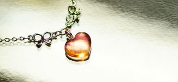 ラフォルム ガラスジュエリー ガラスアクセサリー Coral heart ～ 朝焼けの光 ～ 可愛らしいハートの色合いは、淡い色合いの珊瑚の様なオレンジ系です。内部全体には、レッド系の優しいラメの輝きを施しています。
チェーンは、リボンのチャーム…