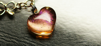 Coral heart ～ 朝焼けの光 ～ レッドの優しいラメの輝きのハートのペンダントです。 ラフォルム ガラスジュエリー ガラスアクセサリー