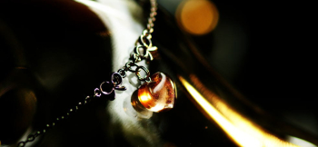 Coral heart ～ 朝焼けの光 ～ 優しいイメージのハート型ペンダント。 ラフォルム ガラスジュエリー ガラスアクセサリー