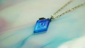 ラフォルム ガラスジュエリー ガラスアクセサリー Blue wave rhombus / ペンダント 『Blue wave rhombus』をベースに、煌きと蓄光加工を施し頂いたご希望のイメージを表現した世界にひとつのオリジナルペンダントトップが完…