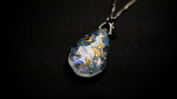 想い・飛天の結晶 ホワイトパールのハムスターのイメージと、銀河や宇宙の煌きを作品の中に表現した世界にひとつのオリジナルメモリアルペンダント。 ラフォルム ガラスジュエリー ガラスアクセサリー
