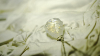 想い・飛天の結晶 まるで無数の星々が煌いているような神秘的な手元供養ペンダントとなりました。 ラフォルム ガラスジュエリー ガラスアクセサリー