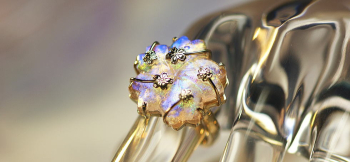 Dichroic cherry blossom 優しい桜のイメージ。リング台から延ばした五枚の桜のモチーフが可愛らしいです。 ラフォルム ガラスジュエリー ガラスアクセサリー