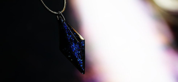 BLUE PLANET DIAMOND 光の当たり方でラメの輝き方が躍動的にご覧いただけます。 ラフォルム ガラスジュエリー ガラスアクセサリー